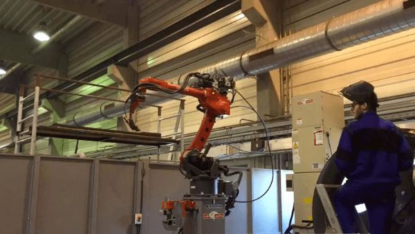 KOKS Group productieproces met lasrobot en tankwalsen